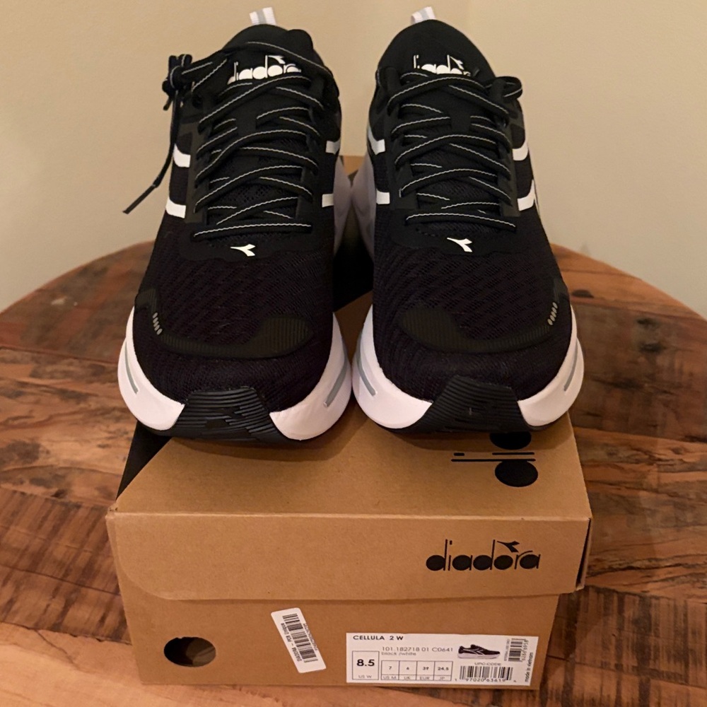 Diadora Cellula 2 New with tags. Super comfortable shoe for walking or running